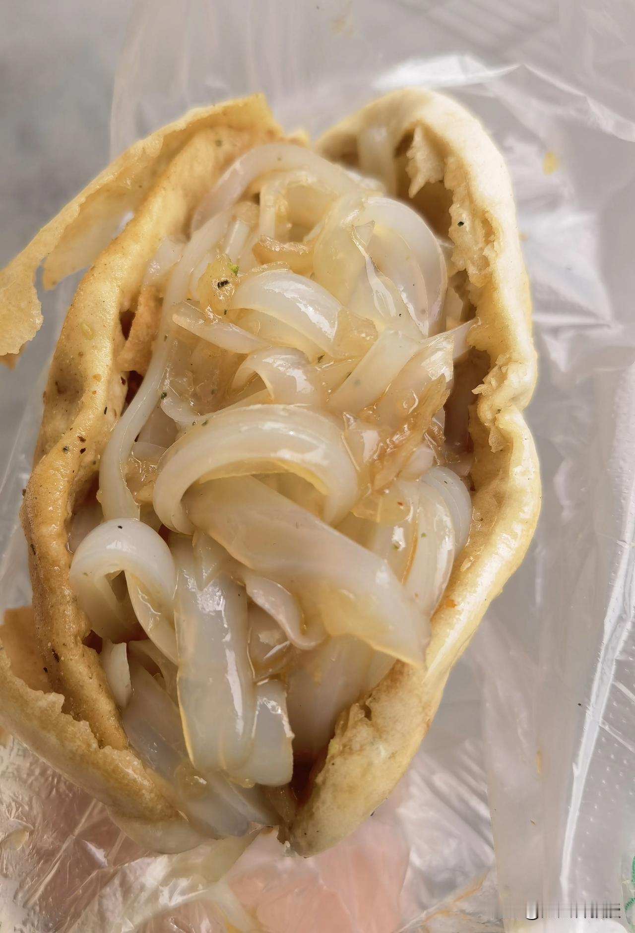 到了就吃，这是什么美食？猜我在哪个城市？网友们吃过吗？感觉怎样？