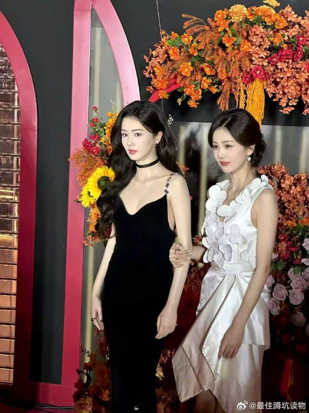 白鹿珍珠耳钉配蝴蝶裙  白鹿在造型方面的诠释每一次都让人为之叫绝，这次的珍珠耳钉