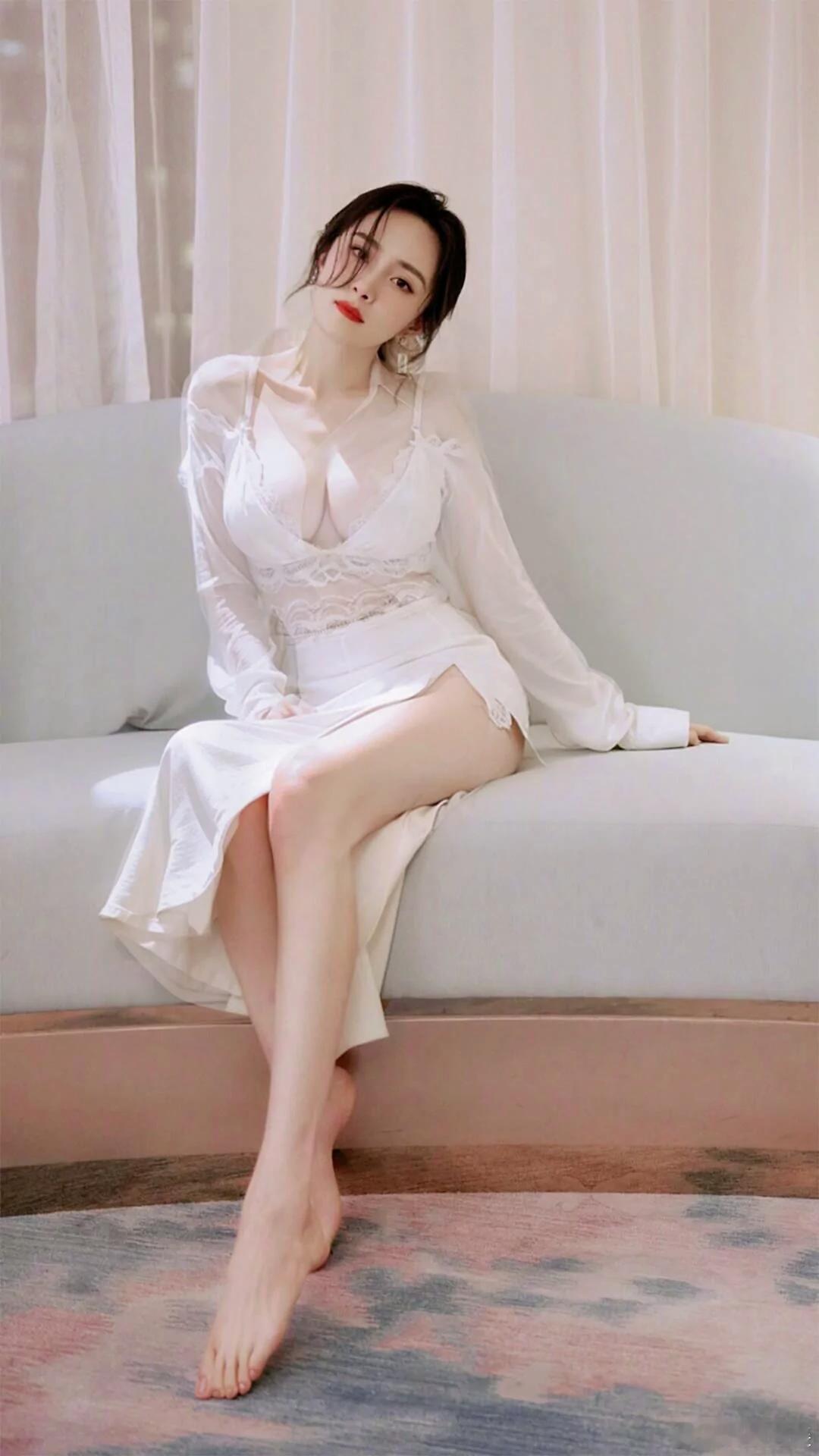 #杨幂豹纹辣妹#  杨幂的五官精致绝伦,身材窈窕动人,气质令人无以言表😎看看杨