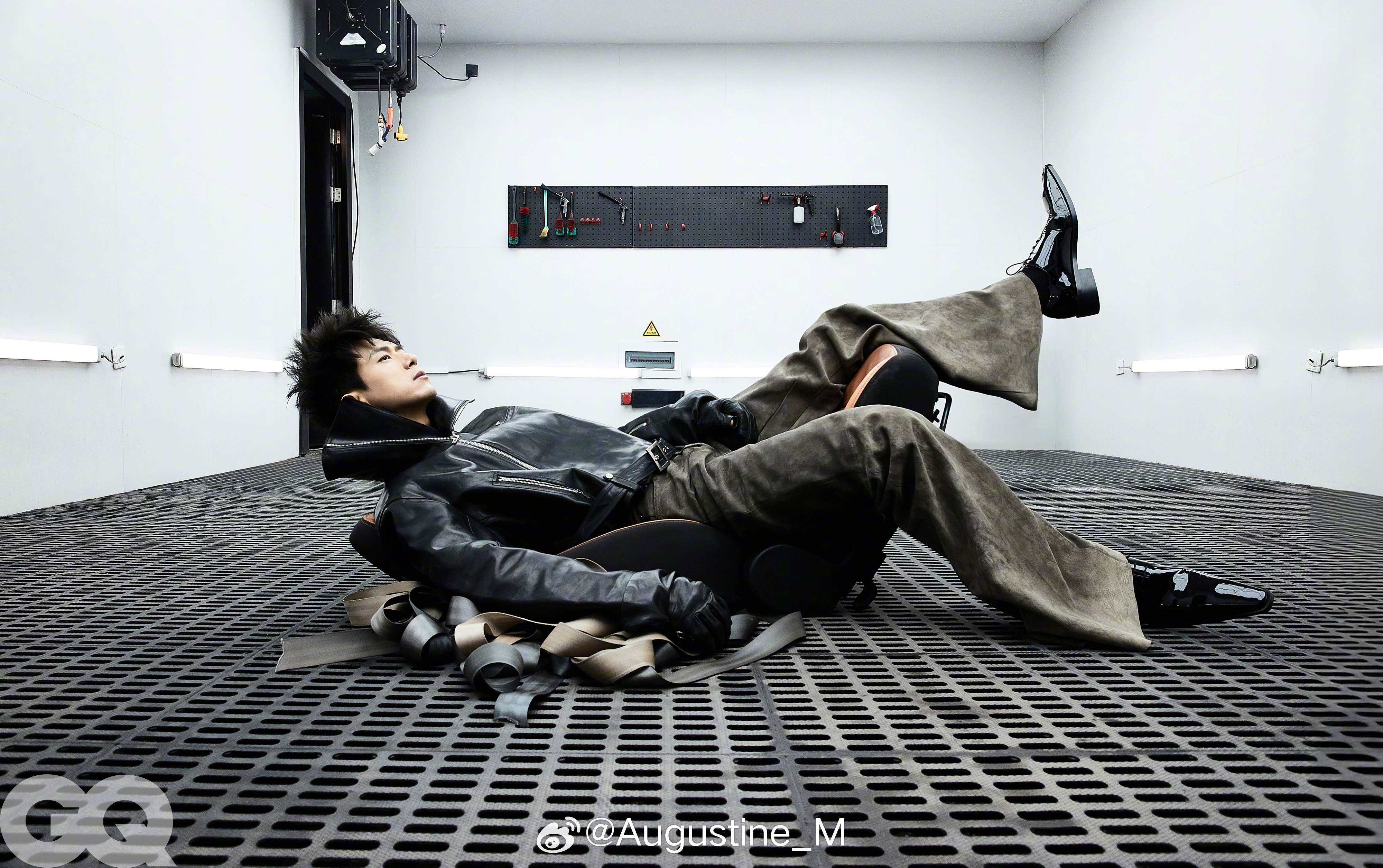 登上《GQ》三月刊封面，以修车厂为背景拍摄全新大片，诠释速度感与力量感。李现修车