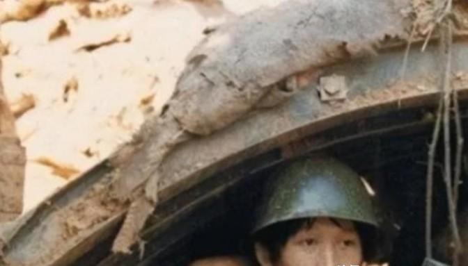 1983年，老山战役中，几名战士脱下军裤，面对女军医，双腿敞开，尴尬不已。女军医