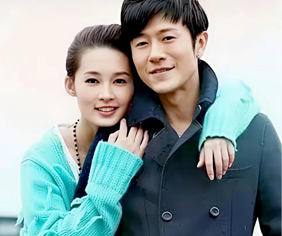 早年的李沁，几乎承包了荧幕上所有苦情女主。
一身倔强，像风雨里顽强的野草，命运坎