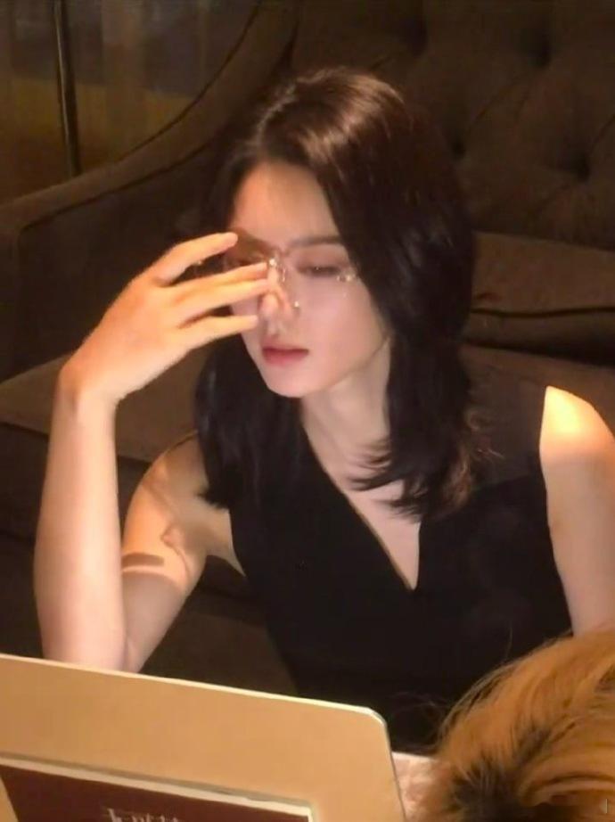 赵今麦纯正姐感妹 纯正姐感妹赵今麦，幼态圆润脸蛋自带软萌气息，笑起来清甜治愈。表