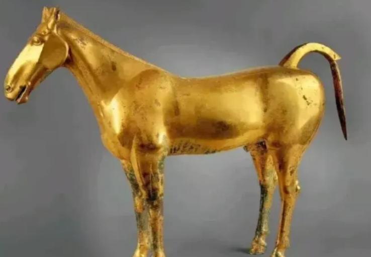 1981年，陕西一老农在田里干农活时，意外挖到一匹26公斤重的大金马。

太阳刚