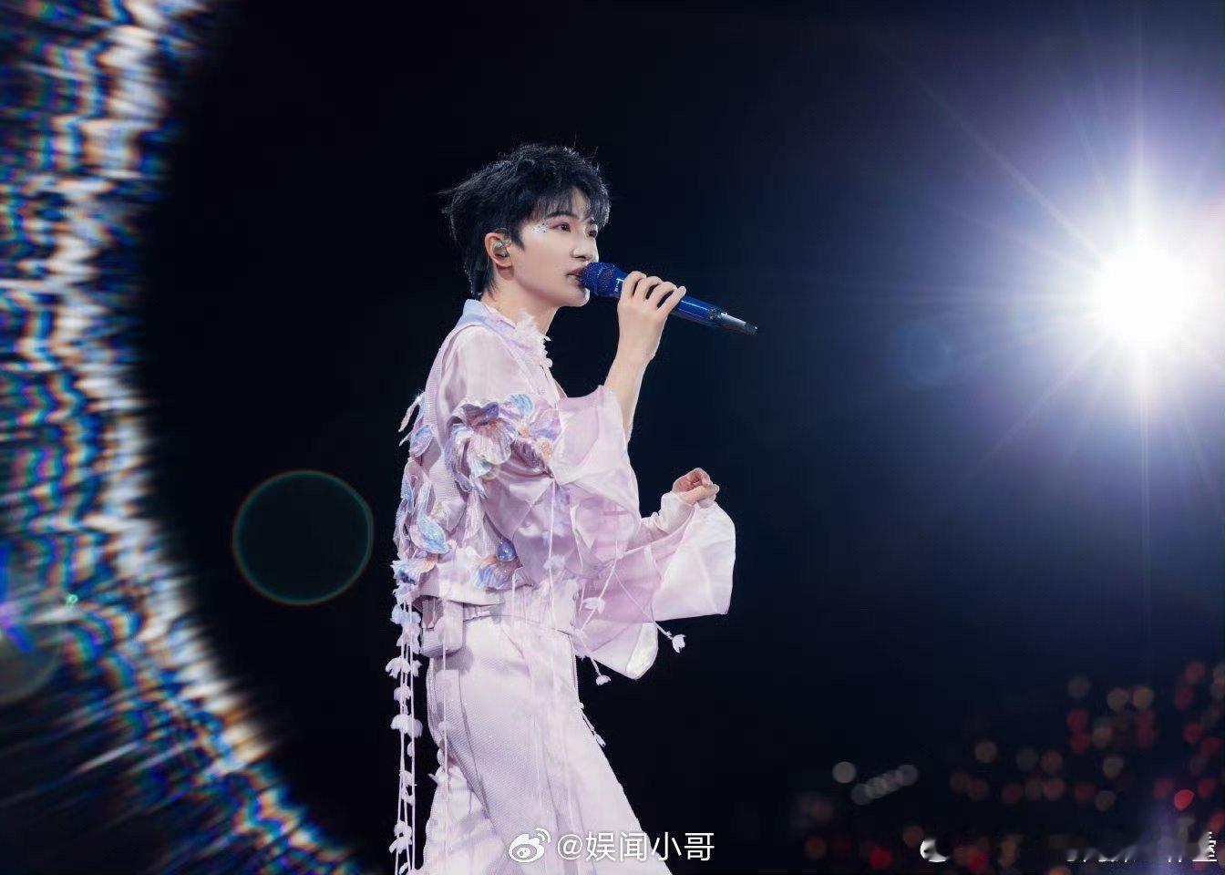 家人们谁懂啊！周深和歌迷互动现场秒变喜剧片场。歌迷热情呼喊，他一本正经来句“我叫