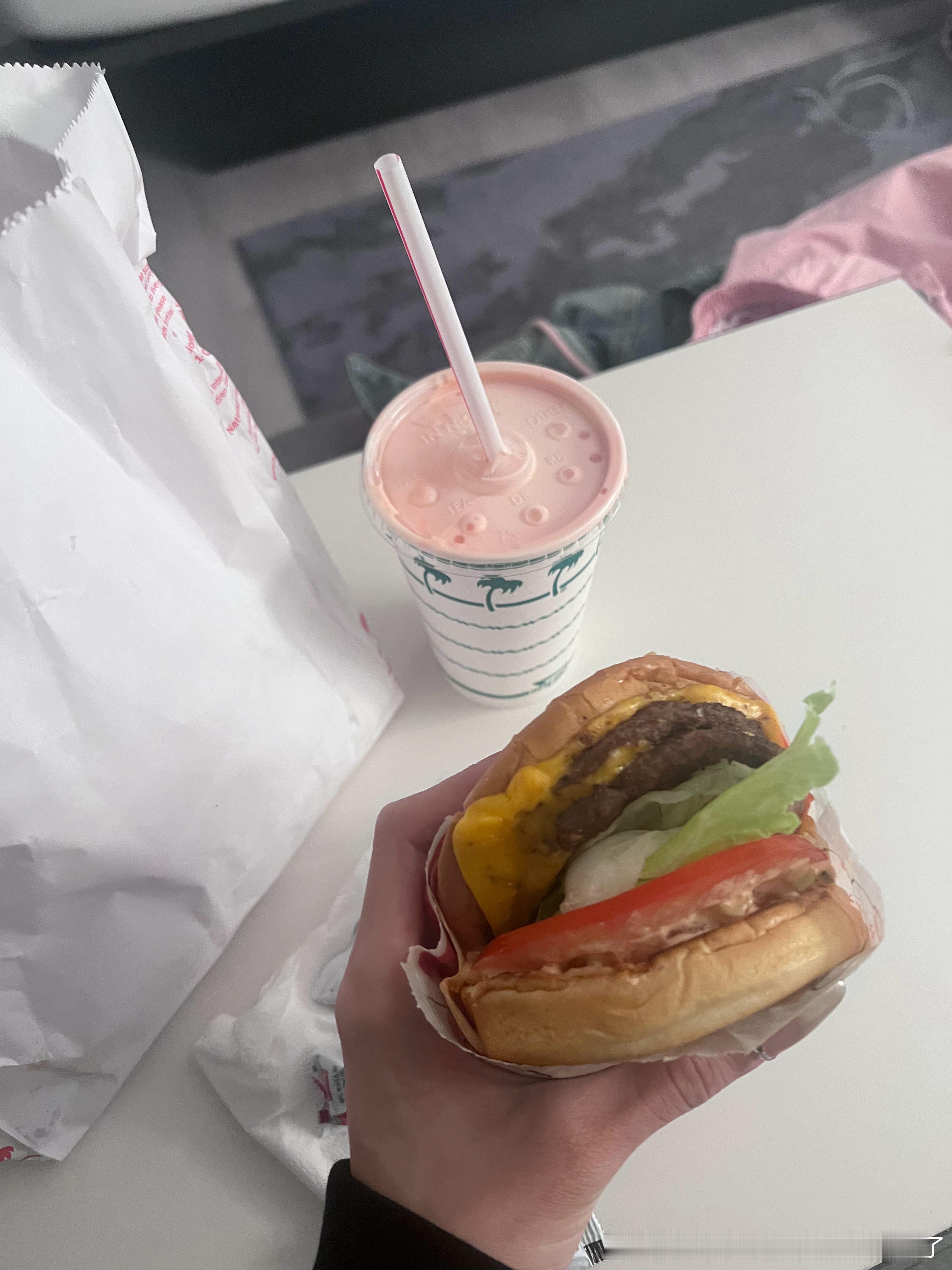 omg全世界最良心的innout 又便宜又好吃 比麦当劳便宜了 真的一点出门买了