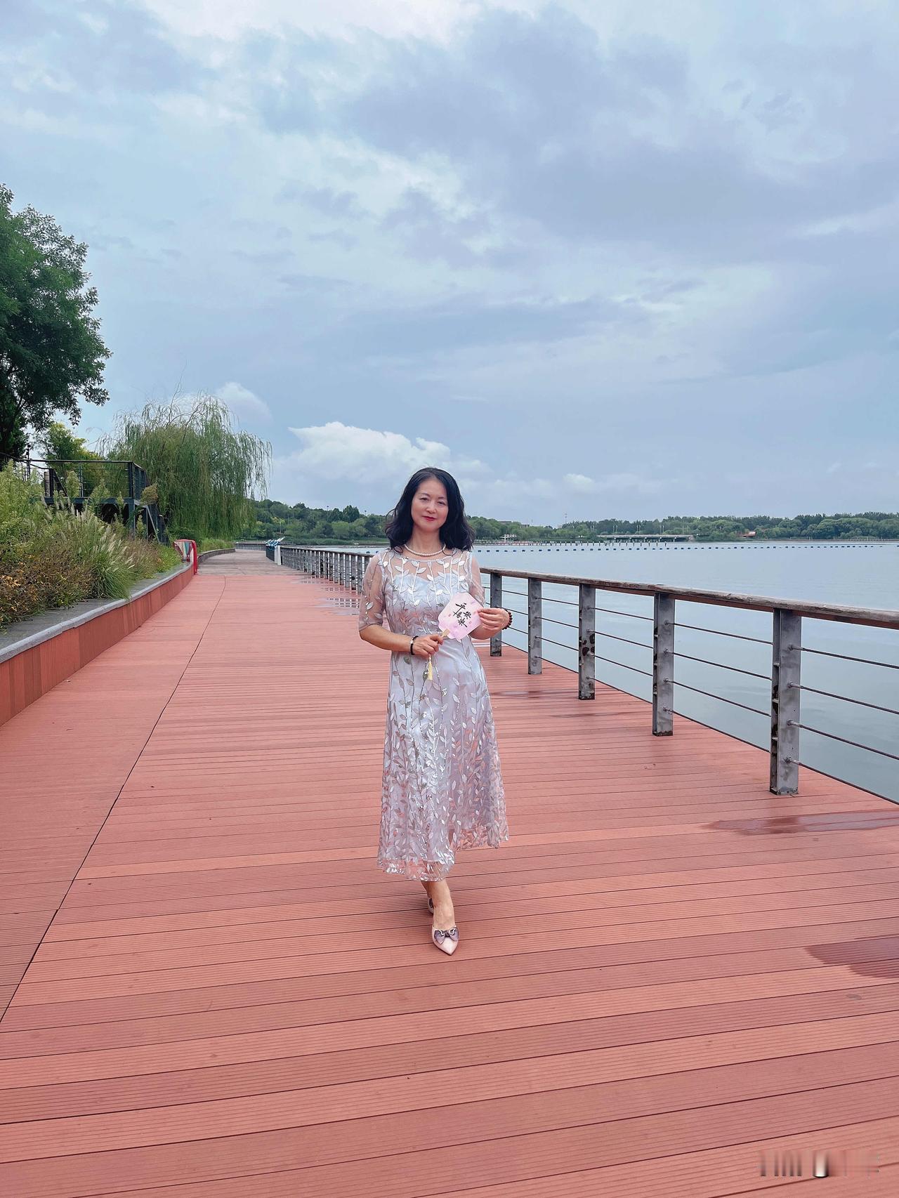 发现没有，年龄越大穿深色衣服越不好看。

我有很多黑色的衣服，而且还是比较贵的，