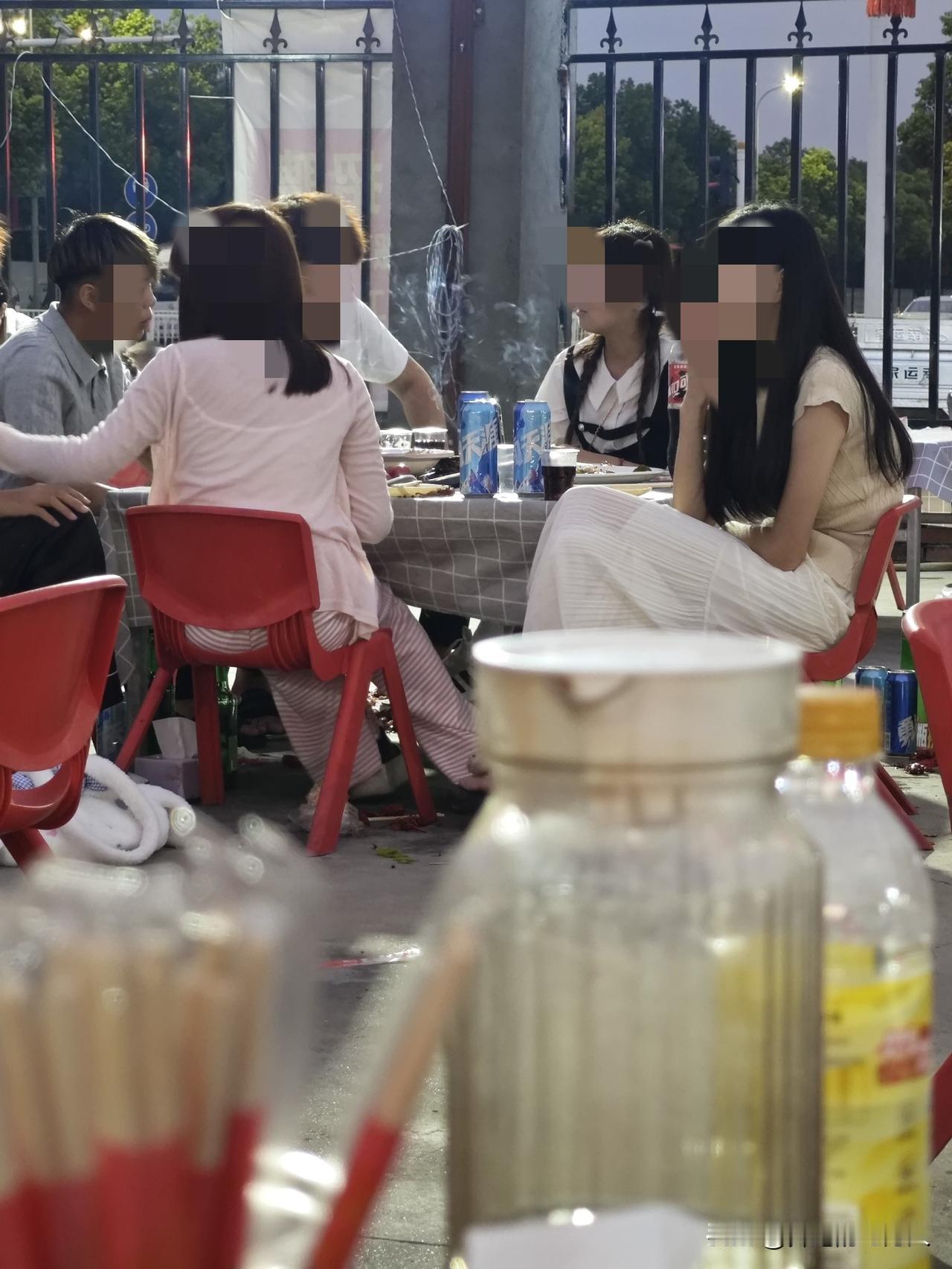 前几天和朋友在驻马店吃饭，邻座六个小孩，三男三女，十二三岁的样子，我本想说欲买桂