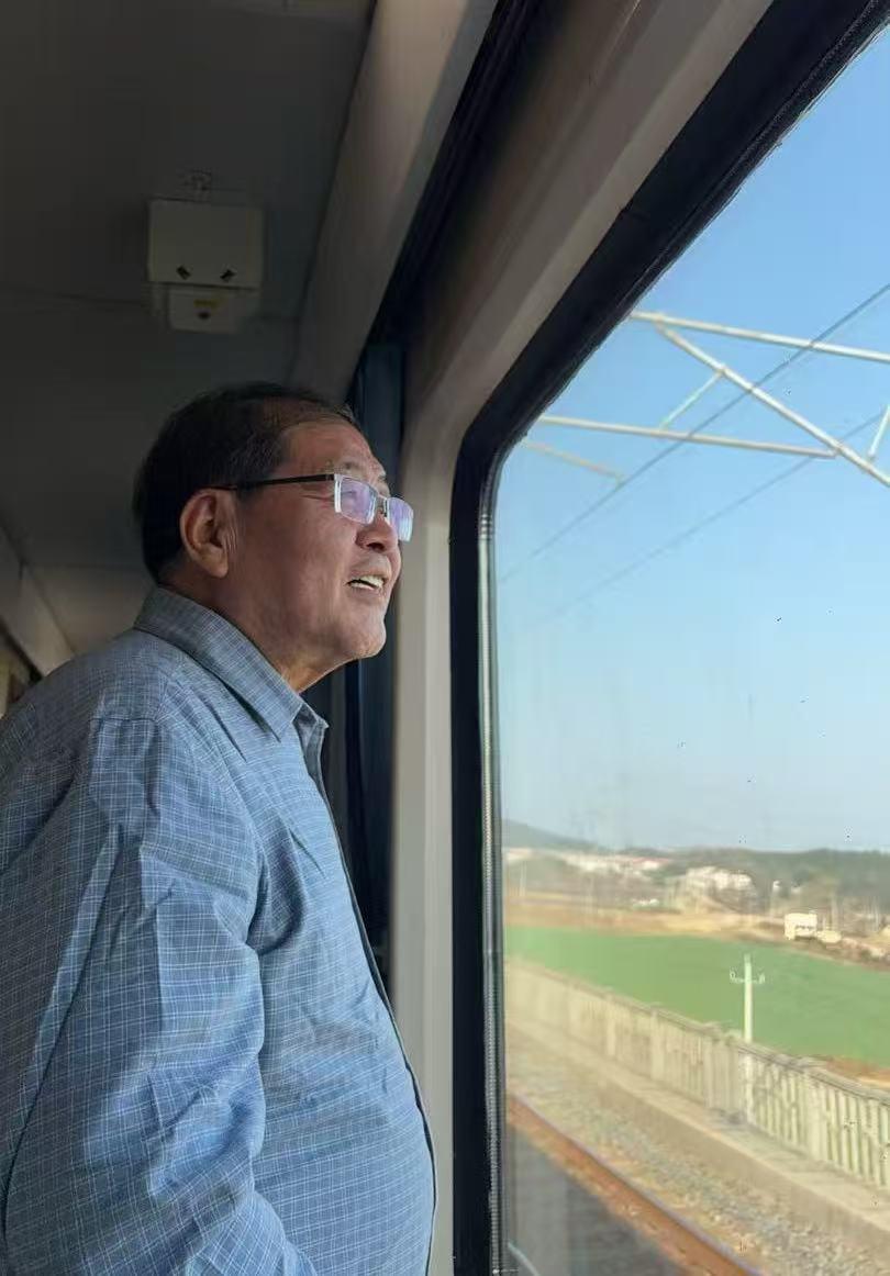 《新冠来自非典》
冠状病毒，与流感病毒和艾滋病毒都一样，都是低级原始类病毒，即都