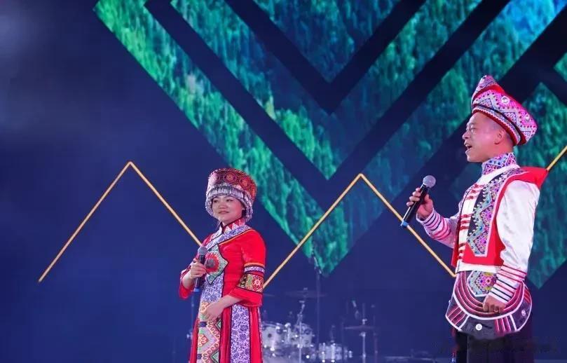 老歌新唱:《美丽中国》《花儿与少年》《万疆》《拉手手亲口口》《走西口》
致敬经典