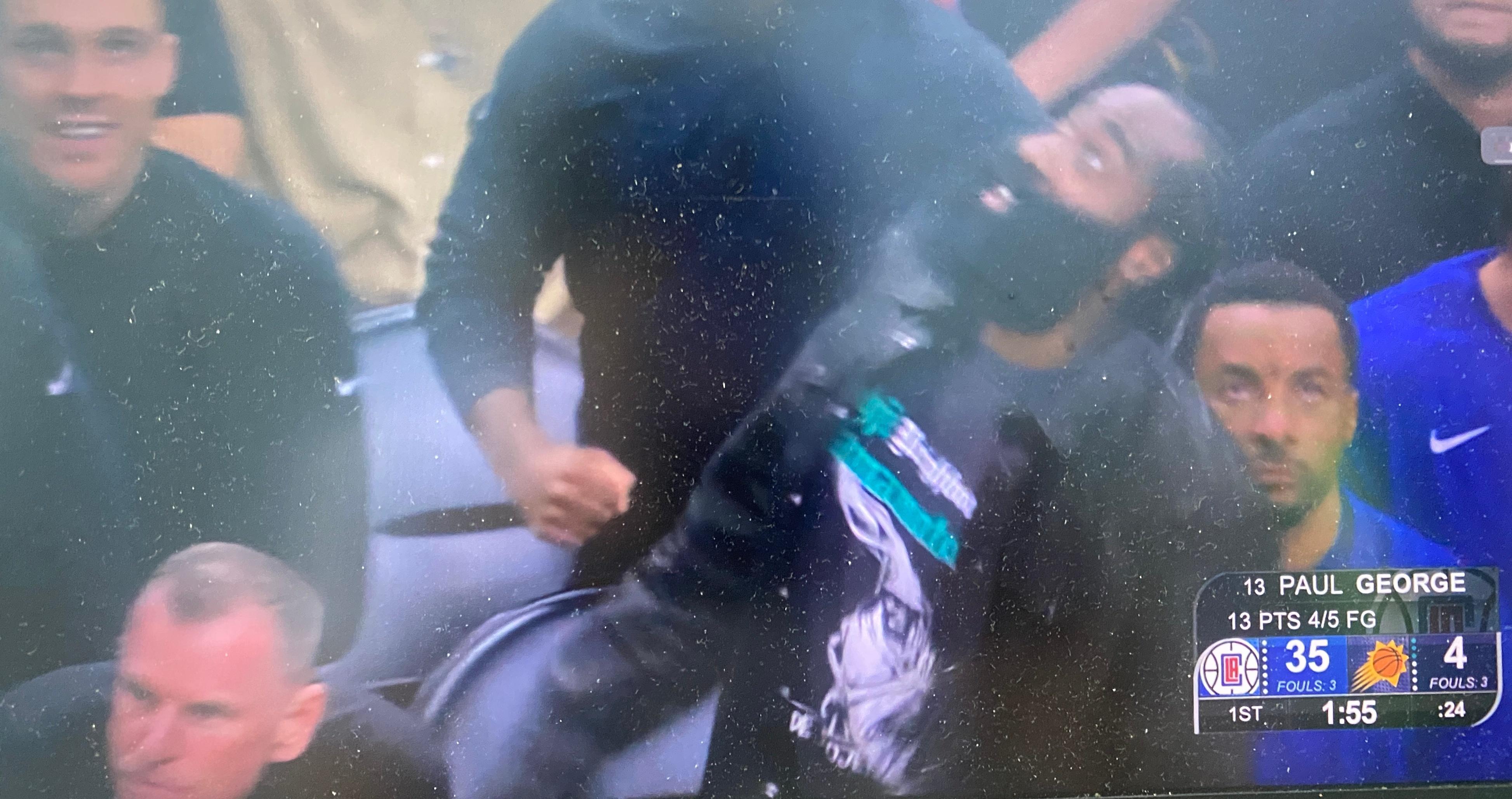 快船第一节领先太阳多达30分，镜头给到了场边的哈登[并不简单]#快船vs太阳# 