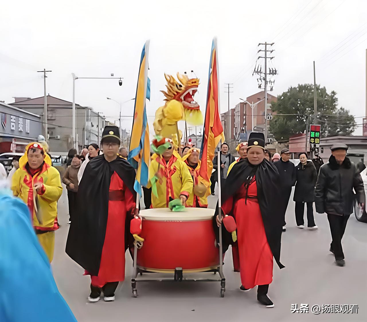 吴桥镇民俗踩街热闹开演，财神爷领头，大头娃娃开路，社火、舞龙、锣鼓队浩浩荡荡走街