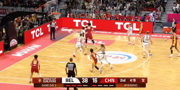 中国女篮vs比利时女篮 中国女篮落后快20分，只能把球交给张子宇在内线硬撑。今天