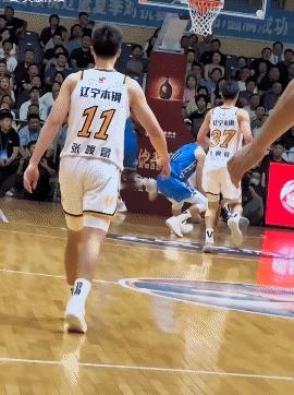 37、8岁的老将依然在CBA赛场驰骋，尽管是一场普通的热身赛，韩德君仍然奋身倒地