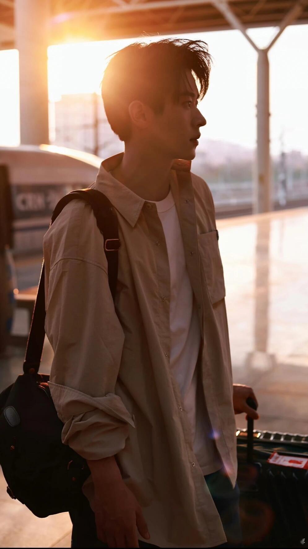 丞磊演完弟弟演daddy从《与晋长安》的弟弟形象到《足迹》的daddy级别巨大的