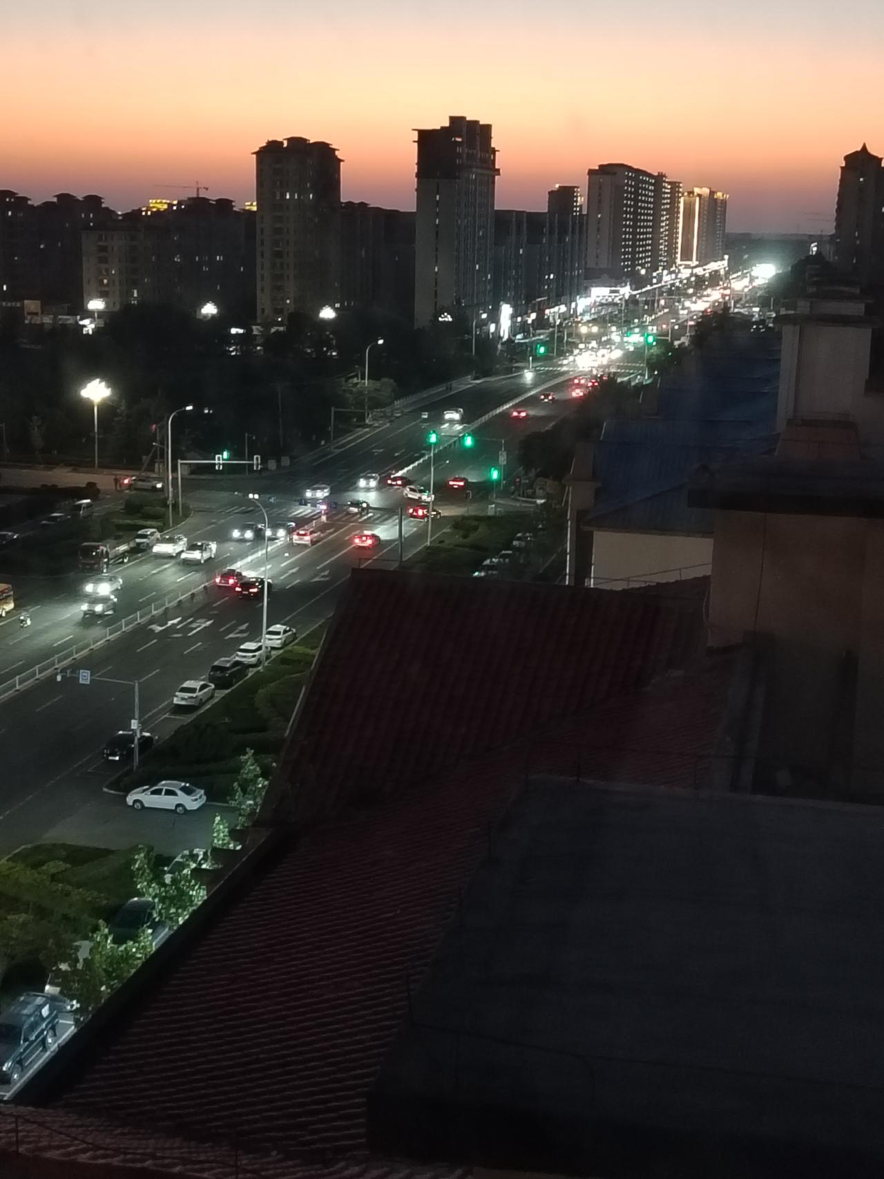 夜幕降临，灯火阑珊，匆匆忙忙的车流都是走向回家的路。