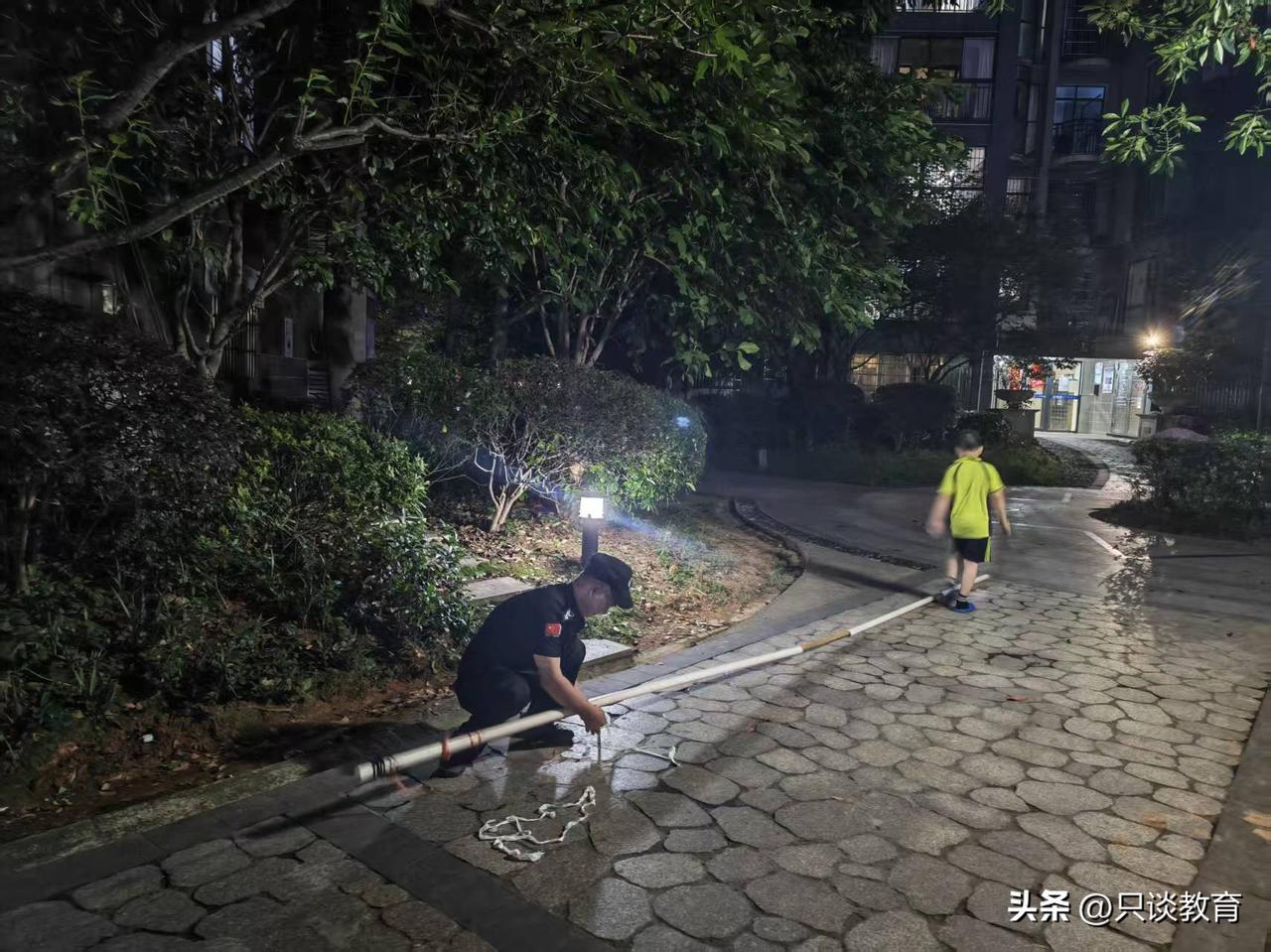 今天上午33楼楼顶晒被子，
中午风太大了，
十斤的被子居然能被风吹走，
挂到了五