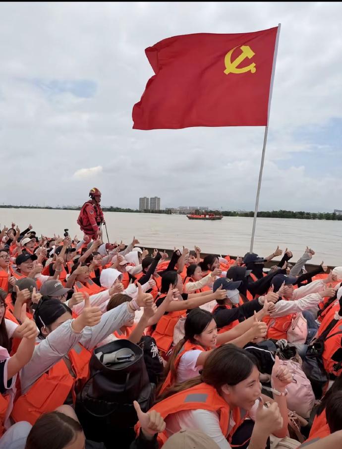 诺亚方舟是神话传说，人民的方舟是现实。人民的方舟
在西方世界里，遇到滔天洪水，人