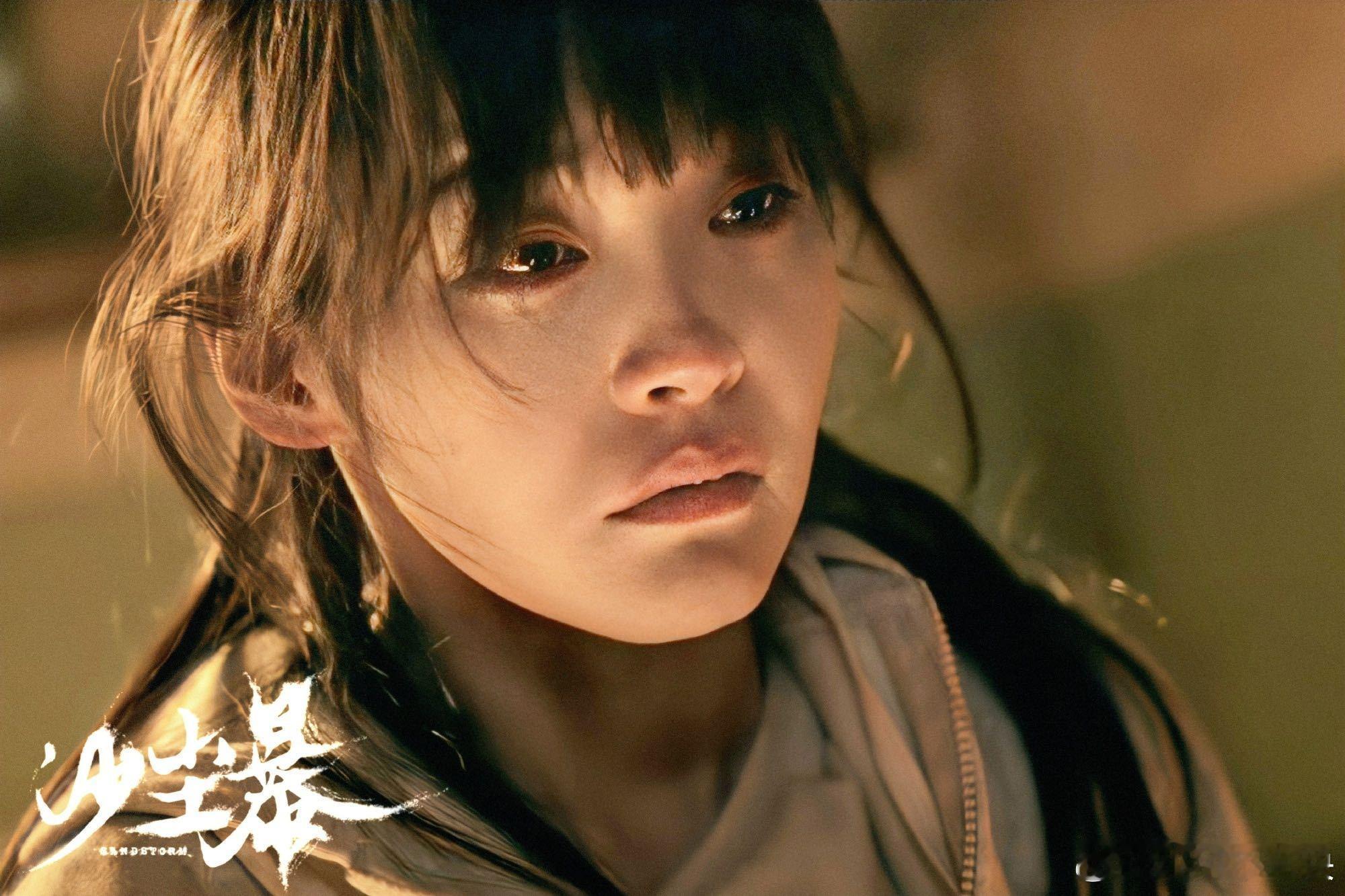 张佳宁在哭戏中的表演总能让人心痛，她将情感的层次通过细腻的呼吸和微妙的神情传递出