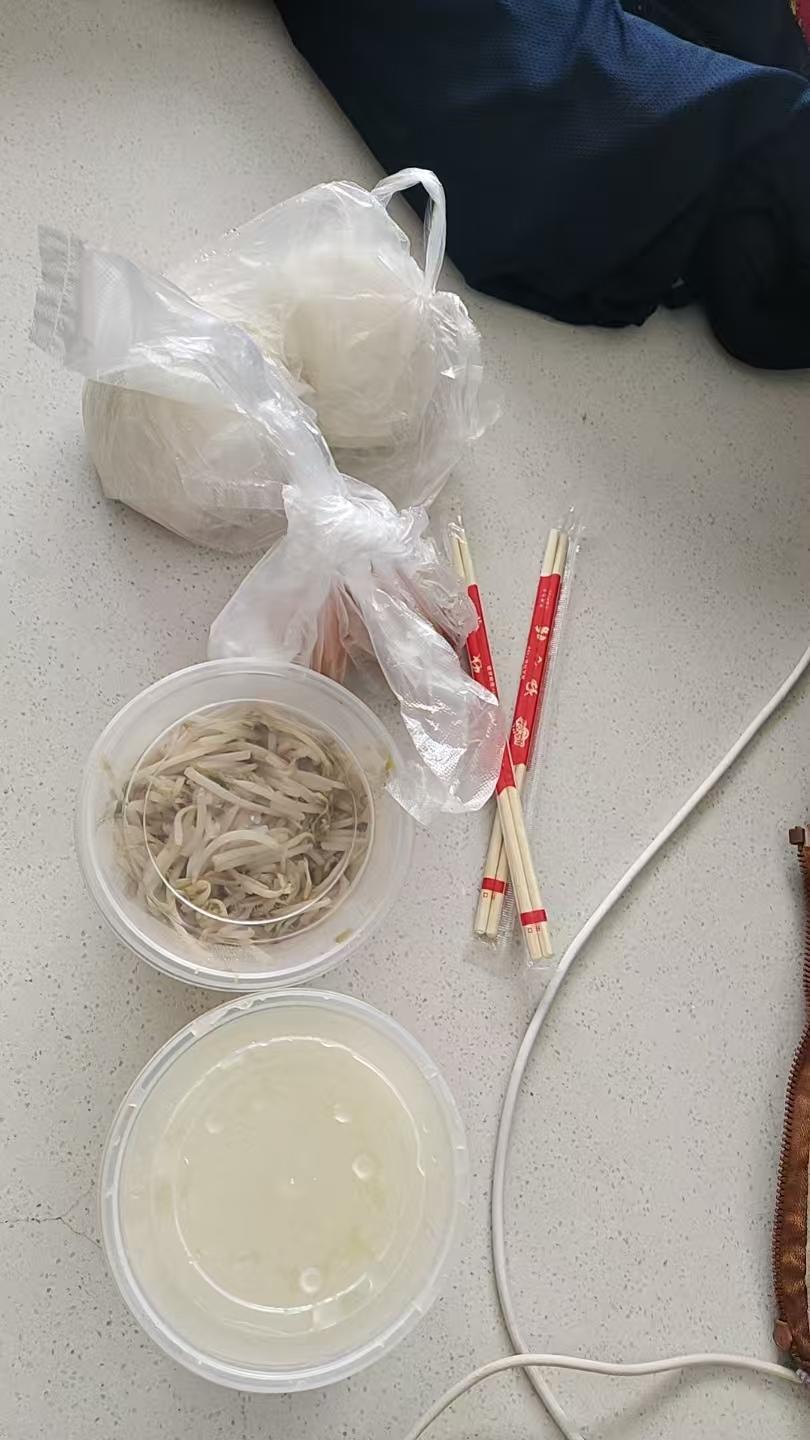 同事订的包月送餐，才送了不到一星期就不送了，同事很是惋惜。
前几天我中午回家吃饭