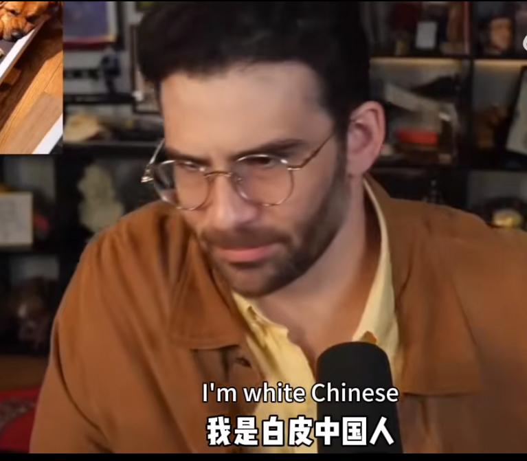 “因为我是白皮中国人”
美国博主被问为什么他的后面会有中国国旗，他回复自己是白皮