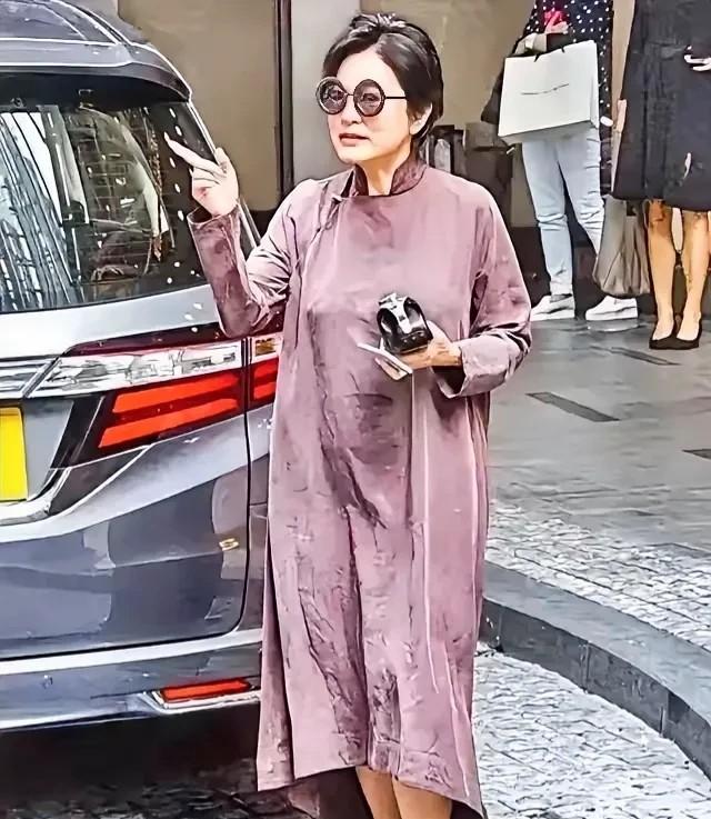 青霞姐这人，真是让人佩服。从年轻到现在，人家那自信劲儿，咱们一般人真学不来。她穿