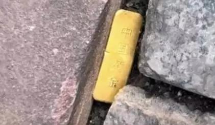 11岁男孩路边拣到金条，用牙咬，确认是真金后报警。一个装着50克金条的小布袋，价