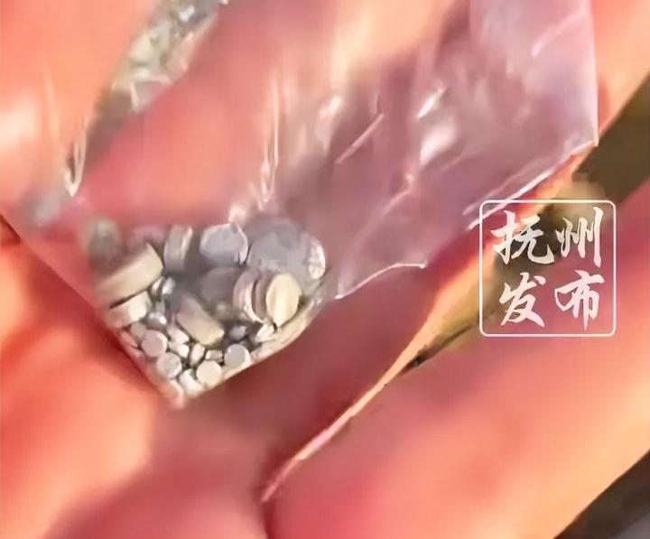 想钱想疯了，一群人大过年不在家团圆，跑到路边捡“银子”，甚至惊动了十里八村。
结