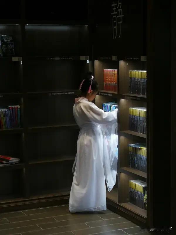 上联:笔下风和柳;
下联:书中玉又金。
友友请展示下联 友友请出下联 友友请赐下