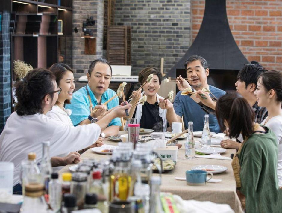 几位明星聚餐照：我只认出了张国立、邓睫夫妇，还有略显发福的张铁林，梨窝精致的林心