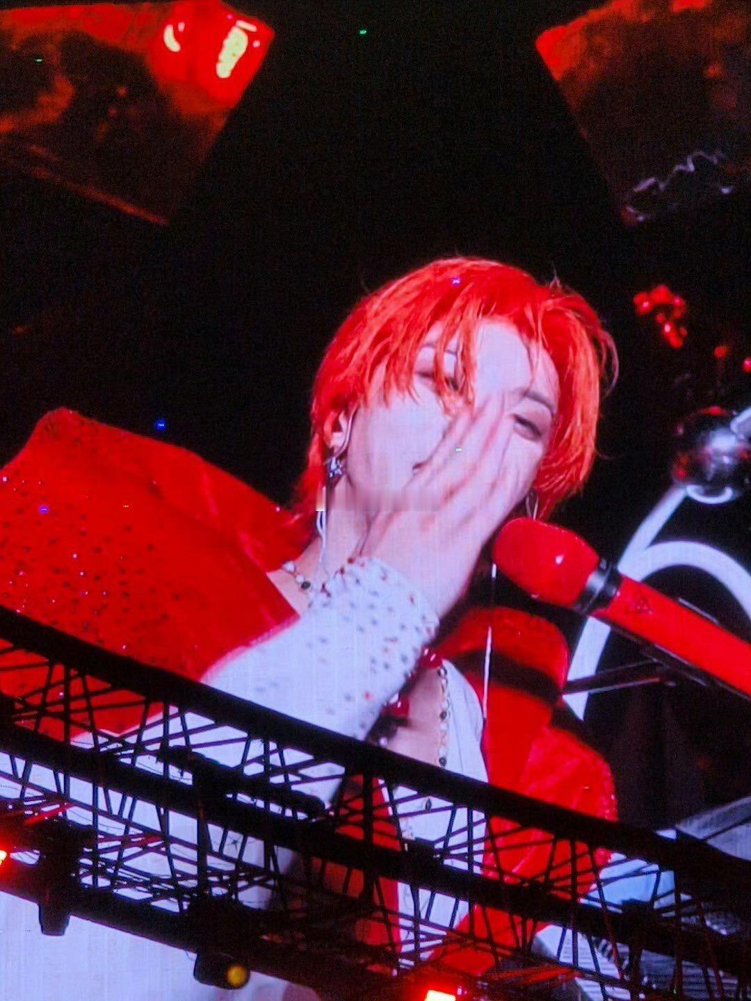 华晨宇20米高空站桩直播  看着华晨宇在高空行走的直播画面，我的心都提到嗓子眼了