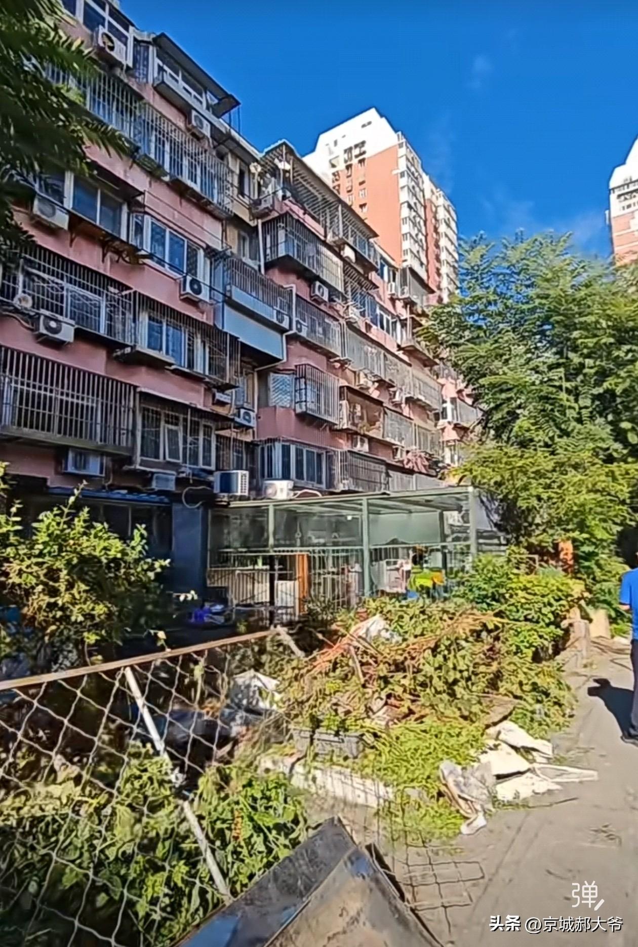 这几天，北京方庄芳星园三区的一层违建正在陆续的拆除中。在北京这种违建可是老大难的