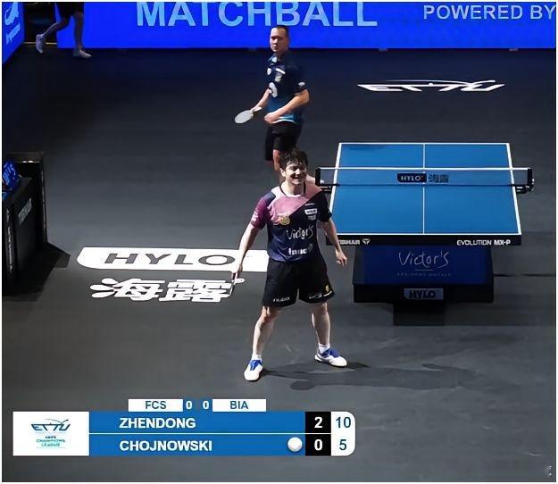 樊振东再模仿C罗庆祝动作樊振东赢了比赛后做了个新的庆祝动作，有些像是模仿足球运动