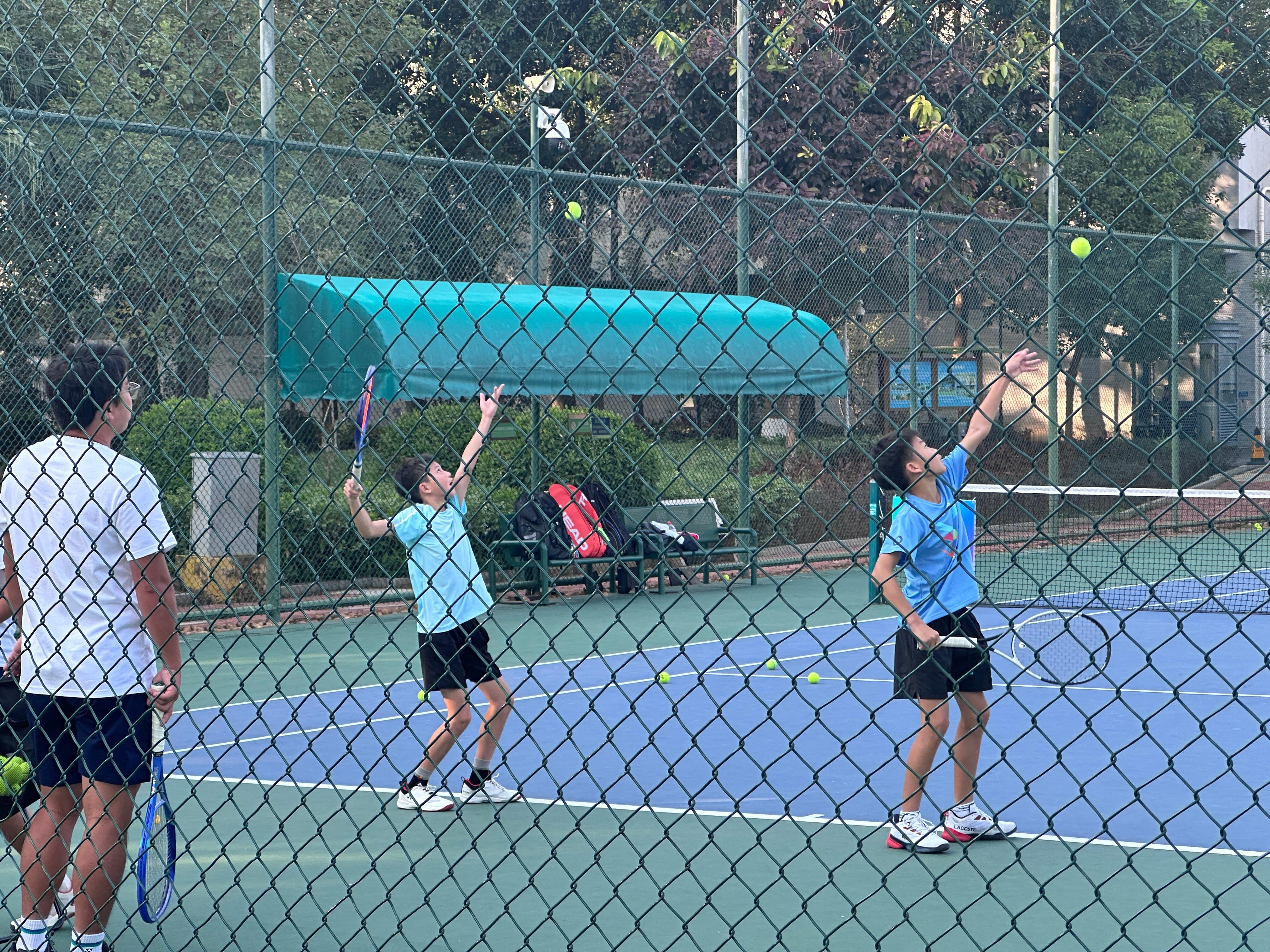 张之臻冬训营也有青少年训练营，那天成人营的学员第一次看到孩子们练球，满场的“哇！