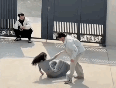 跟弟弟较量要趁早，长大了就真打不过了！