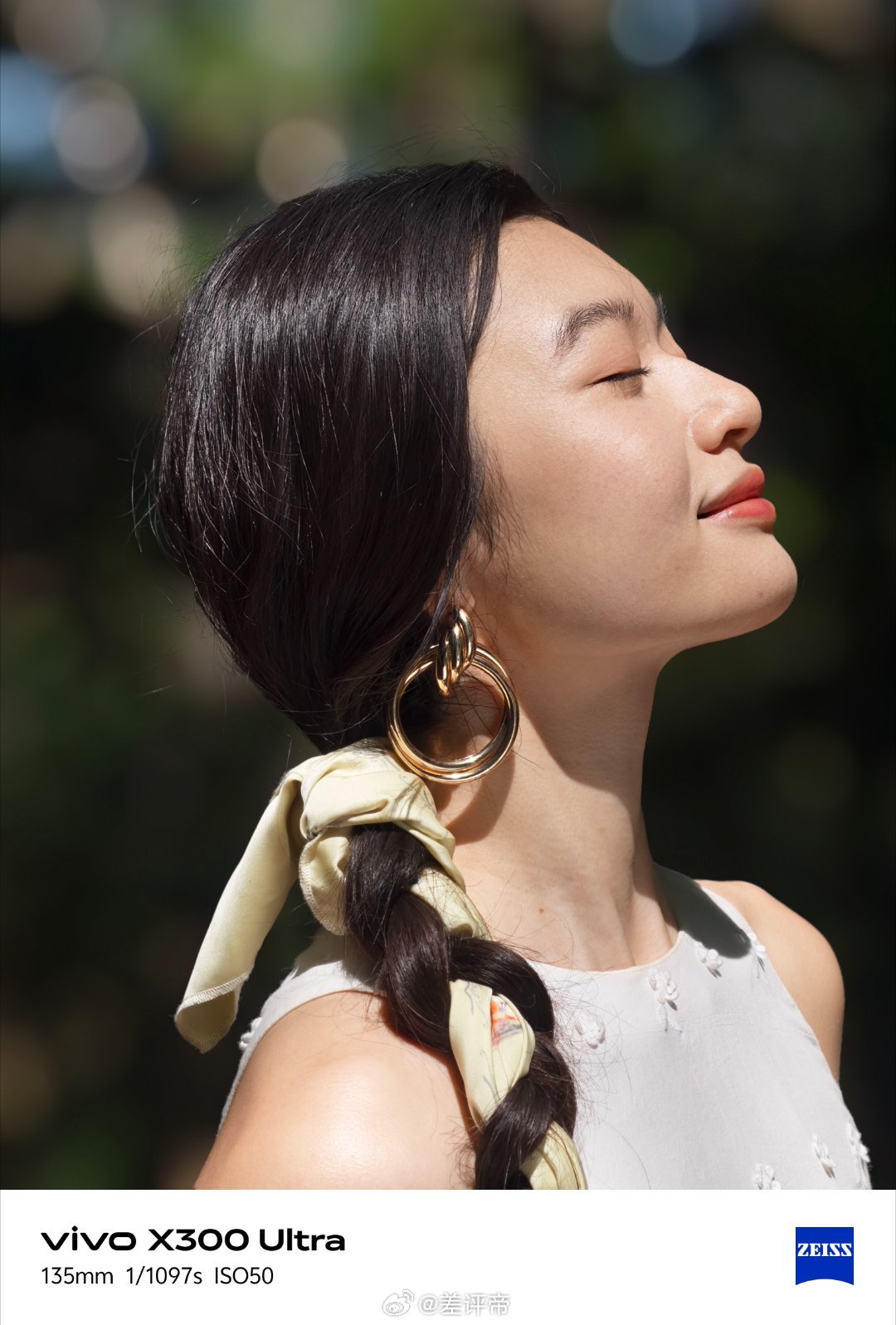 其实我烦现在很多手机拍照的毛病要么过度锐化磨得脸都假假的，要么色彩乱涂，拍出来的