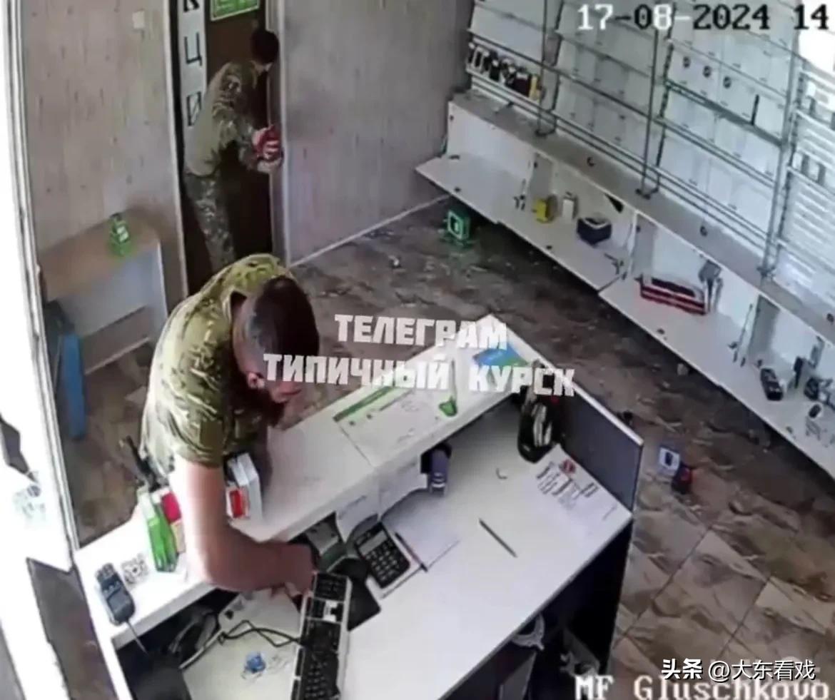车臣的阿赫玛特特种部队士兵，在俄罗斯库尔斯克地区格卢什科沃的一个通信中心进行偷窃