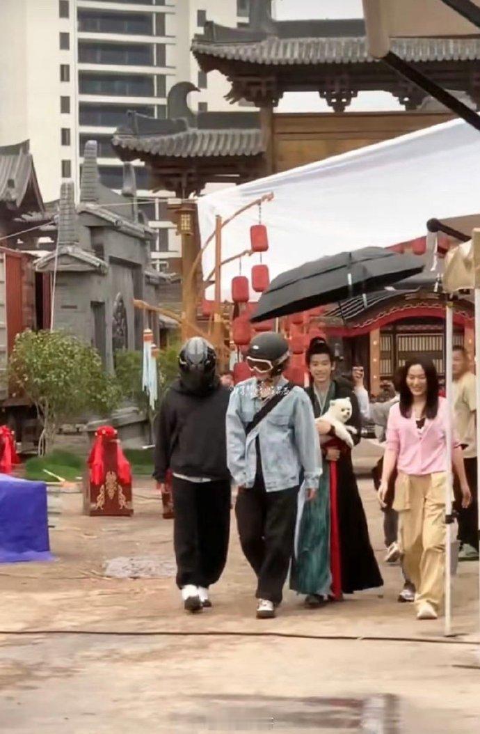 丞磊去百花杀剧组探班了天呐！丞磊突然闪现《百花杀》，这波惊喜探班直接把我帅到尖叫