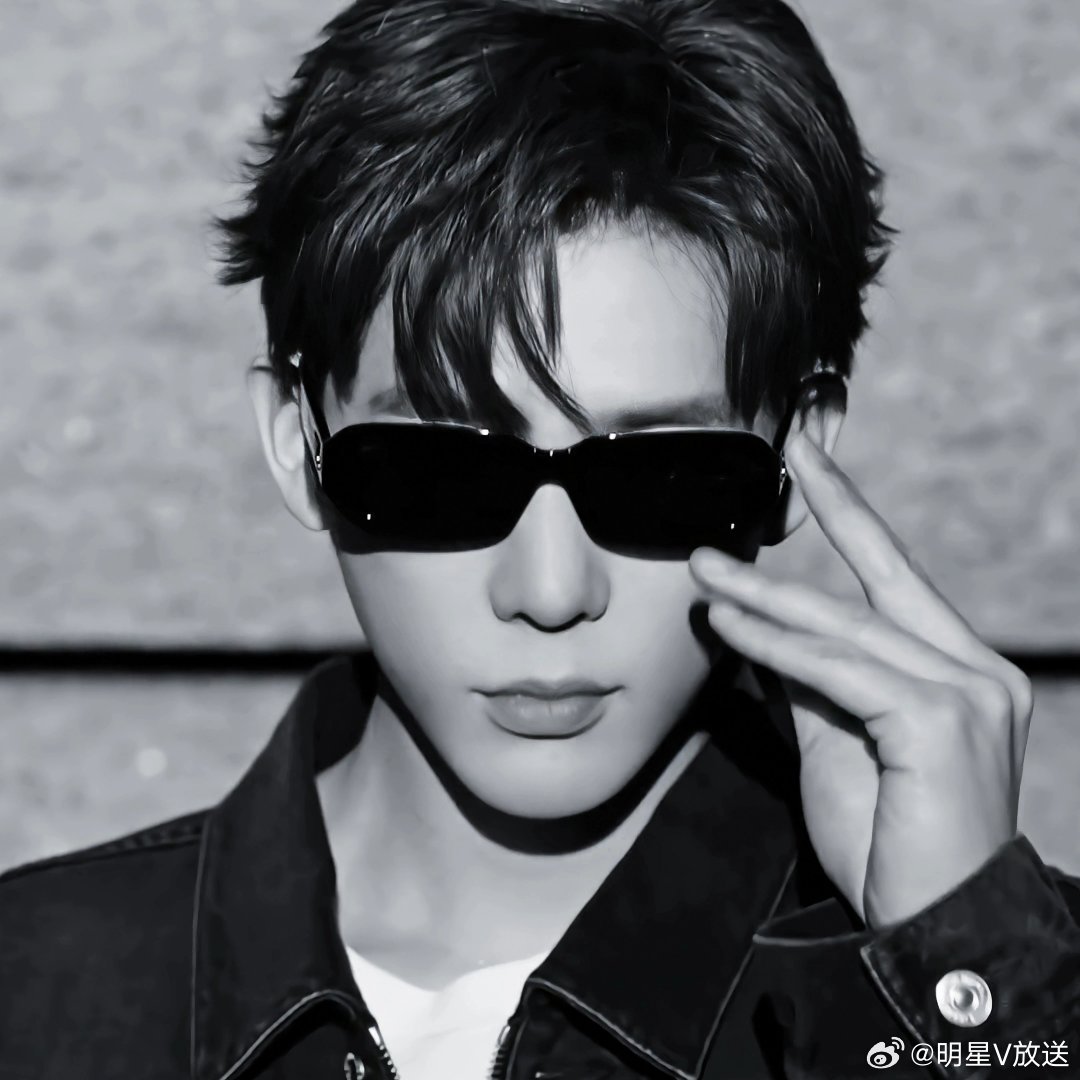 王安宇出发CELINE大秀 新晋品牌大使王安宇出发巴黎时装周，一身黑色夹克叠搭牛