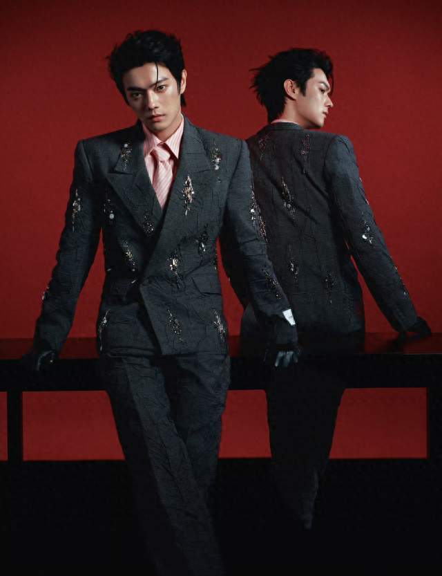 VOGUE男星出图刷屏！不再清一色黑西装，男士红毯终于玩出新花样
