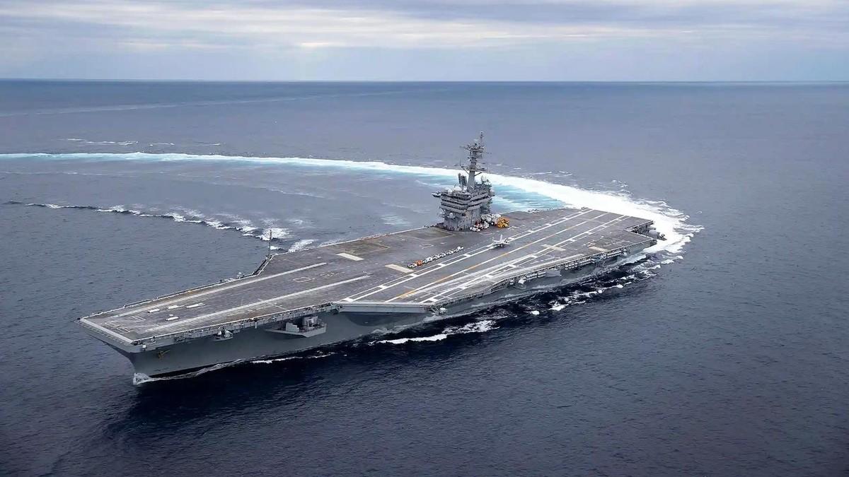 美国海军特地下达委托，泰国春武里府林查班港的工人，随后登上停靠港口的美军尼米兹级