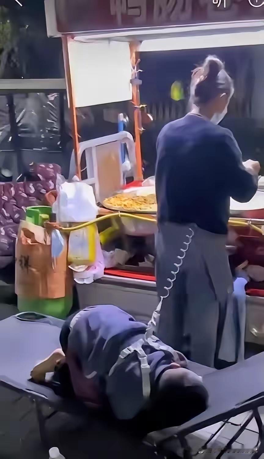 山东女子深夜带自闭症儿子摆摊，1男子试探着问：“我能免费吃碗凉皮吗？”女子愣了愣