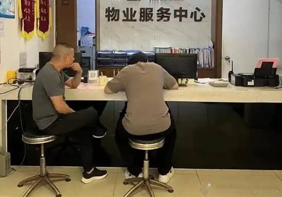 多地物业主动撤离小区 去年底，四川一个改善型小区，因入住率不足三成、物业收缴率过