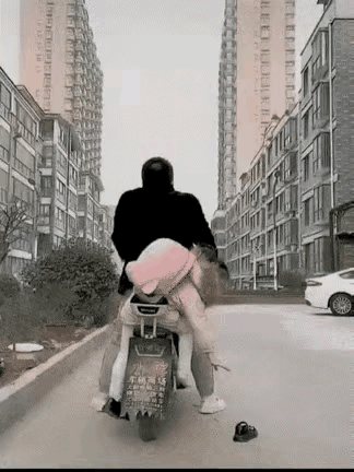 看什么看？
有这么接宝宝的吗？你也忒没有责任心了，脑袋瓜子里整天想的什么呢？就不