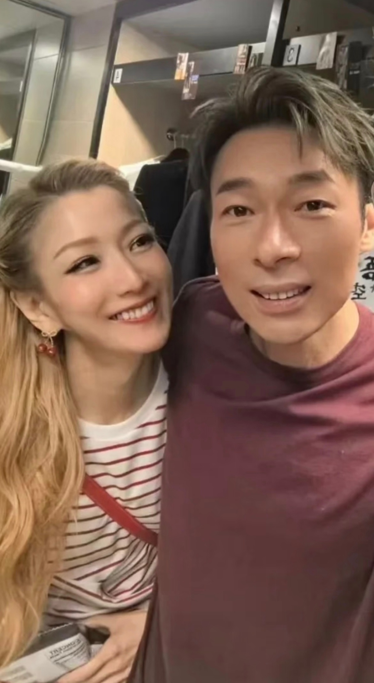 又可以相信爱情了[doge]前天，许志安的香港演唱会，郑秀文专门去现场力挺老公，