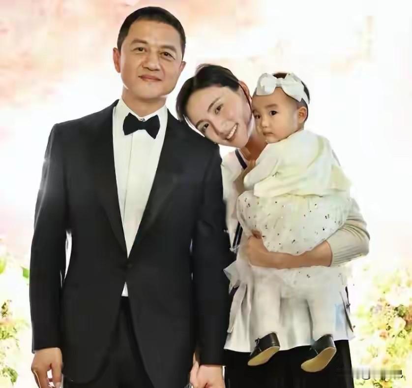 54岁的李亚鹏又离婚了。
那句“已于早些时候办理离婚手续”，
让吃瓜群众们猝不及