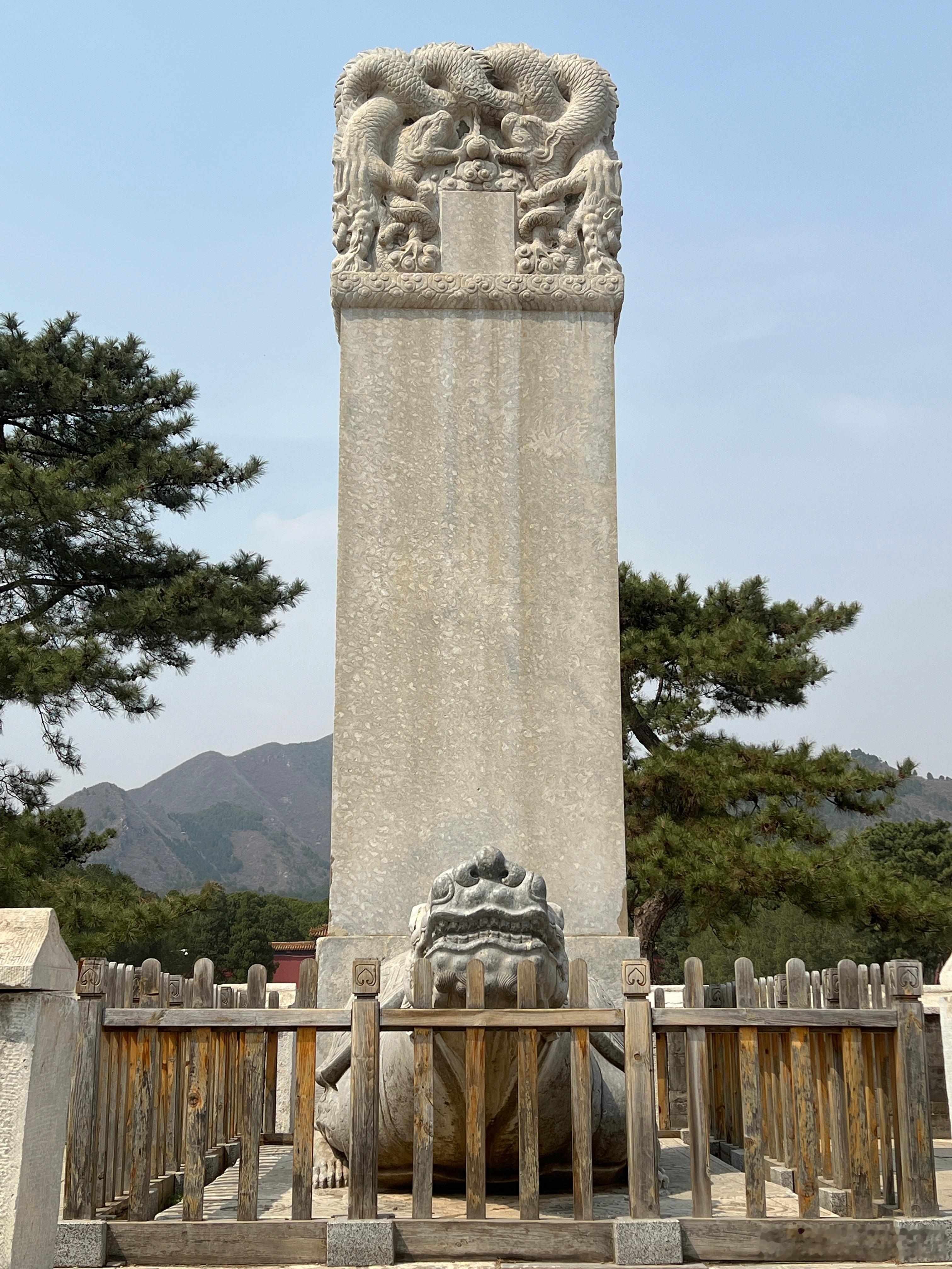 大明定陵神功圣德碑。碑楼已拆。龟趺碑座，碑身无字，水盘四角雕刻有四水族。  ​​
