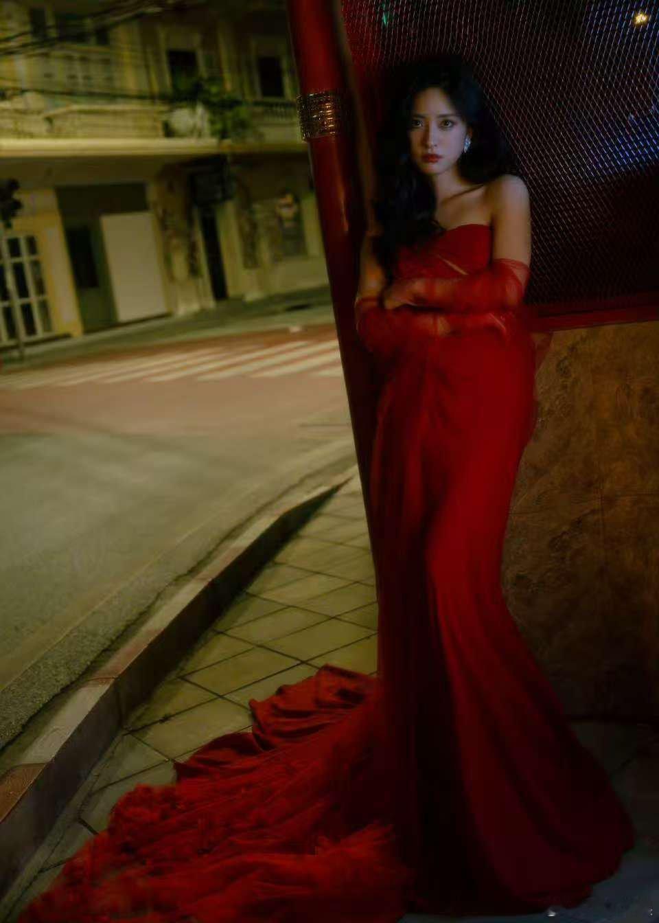 沈月红裙大片沈月惊红一瞥沈月红裙大片，一瞥惊红，[点赞][点赞][点赞] ​​​