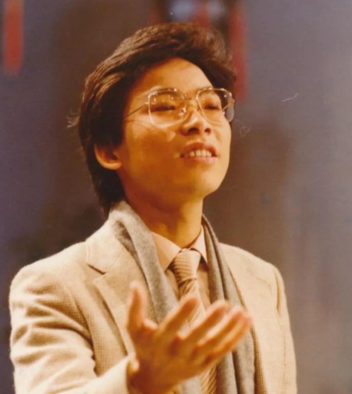1984年，歌手张明敏得知祖国获得亚运会的举办权，但经费却严重不足还差6亿资金缺