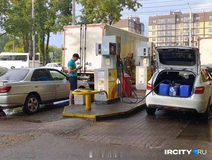 在伊尔库茨克，一家当地新闻机构“IrCity”的记者们于中午12:30在罗斯涅夫
